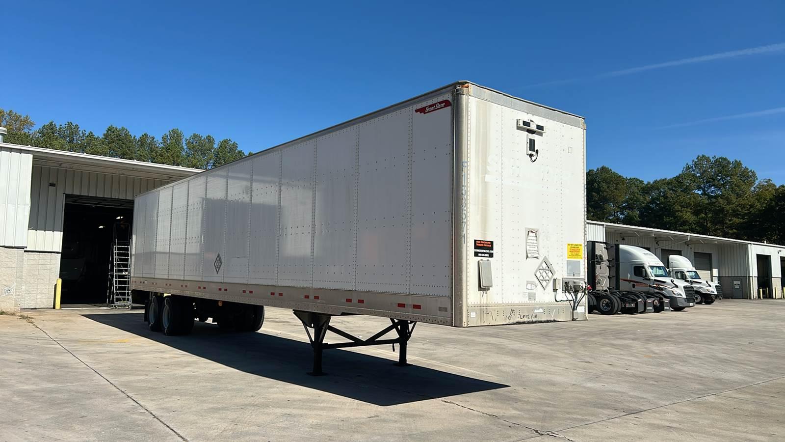 Caja seca utilizada como almacén móvil en instalaciones industriales