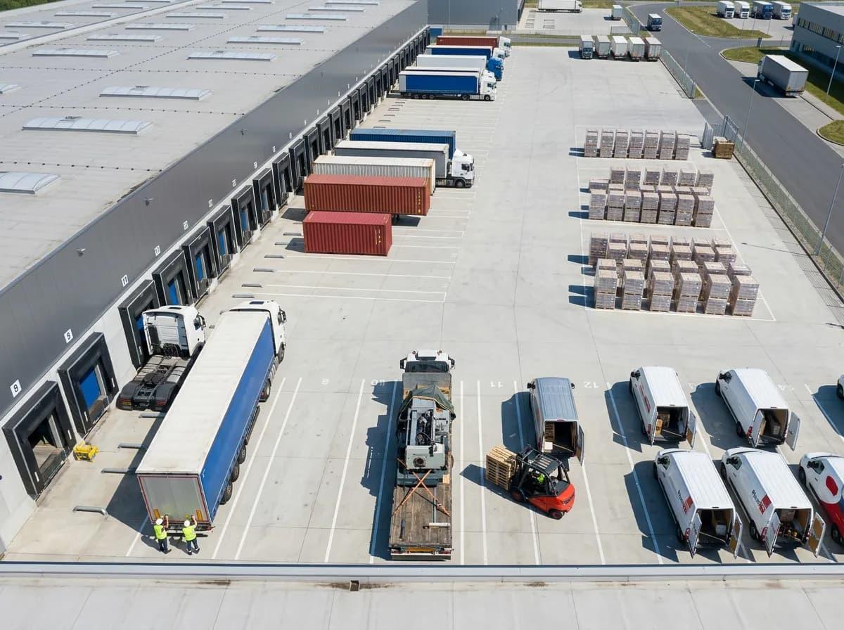 Movimiento de unidades de transporte en una operación logística industrial